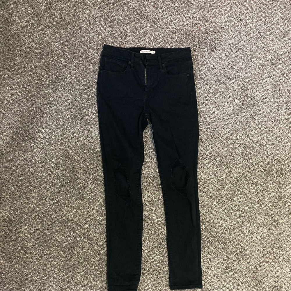 Black Levi’s high rise skinny, distressed knees, size 27